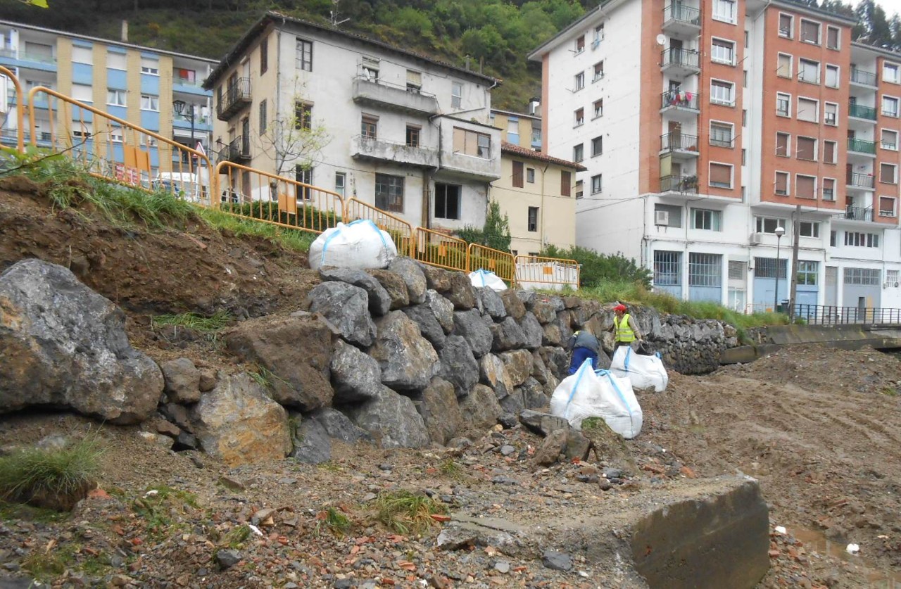 Reconstrucción muro de escollera y camino en Kamiñazpi
