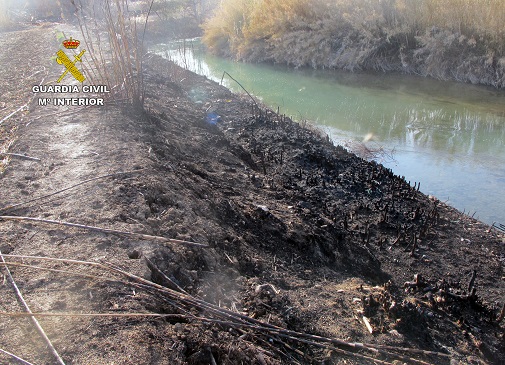 La Guardia Civil, en el marco del ‘Plan de prevención contra los Incendios Forestales’, recuerda que, según contempla el Reglamento sobre Incendios Forestales, para realizar un fuego en una zona catalogada como terreno forestal hay que adoptar una serie de medidas de seguridad, para evitar su propagación. Entre estas medidas aparecen las de formar un cortafuegos en el borde de la zona que se va a quemar de, al menos, dos metros de distancia con  los terrenos colindantes; disponer de útiles de extinción y reservas de agua en cantidad no inferior a 50 litros; no abandonar la vigilancia de la zona quemada hasta que el fuego este completamente apagado; y que hayan transcurrido 12 horas desde que se observen llamas o brasas.