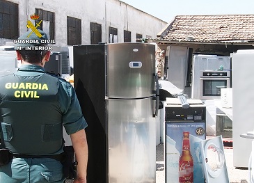 Los agentes del SEPRONA han detectado no solo la acumulación y manipulación ilegal de residuos tóxicos, sino también, la venta y exportación irregular de los productos que, finalmente, han sido inmovilizados y puestos a disposición de la autoridad judicial.