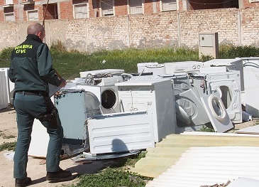 Los agentes del SEPRONA han detectado no solo la acumulación y manipulación ilegal de residuos tóxicos, sino también, la venta y exportación irregular de los productos que, finalmente, han sido inmovilizados y puestos a disposición de la autoridad judicial.