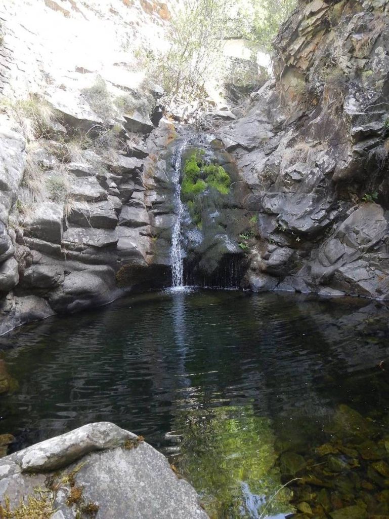 Cascada y poza en la reserva natural fluvial Río Cambrones