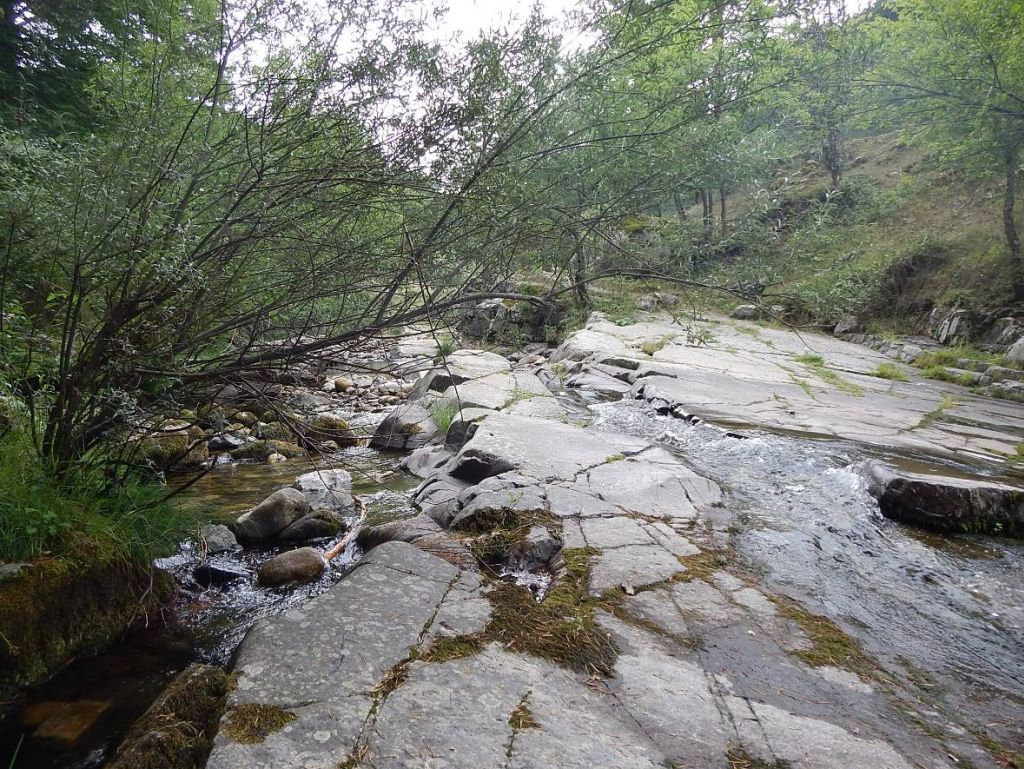 Detalle de formaciones rocosas en el tramo de cabecera de la reserva natural fluvial Río Iregua