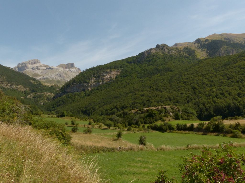 Valle del tramo bajo de la reserva natural fluvial Río Estarrún