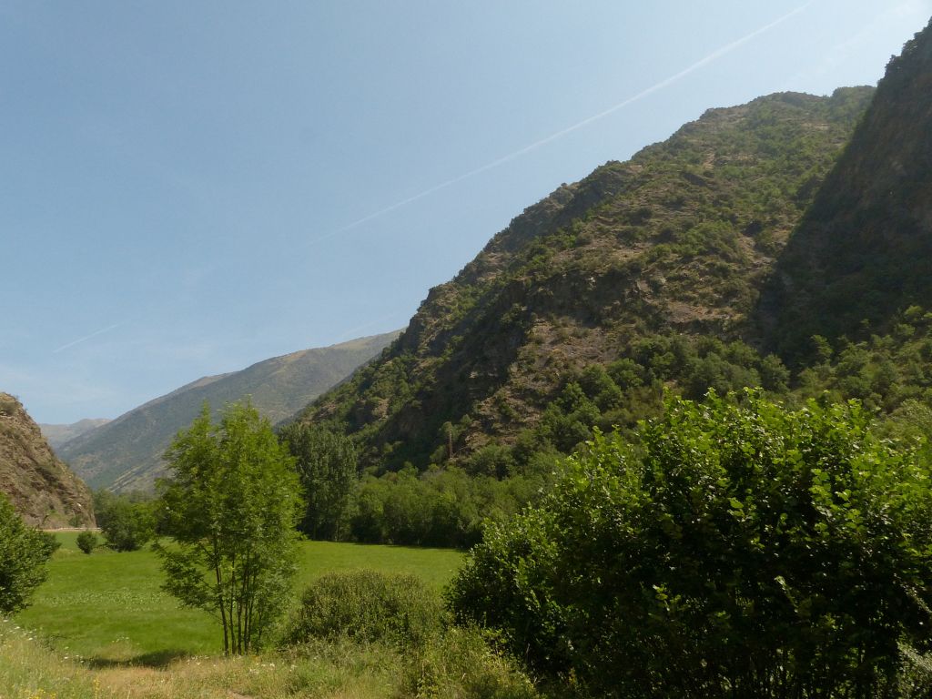 Prado colindante a la ribera de la reserva natural fluvial Río Vallfarrera