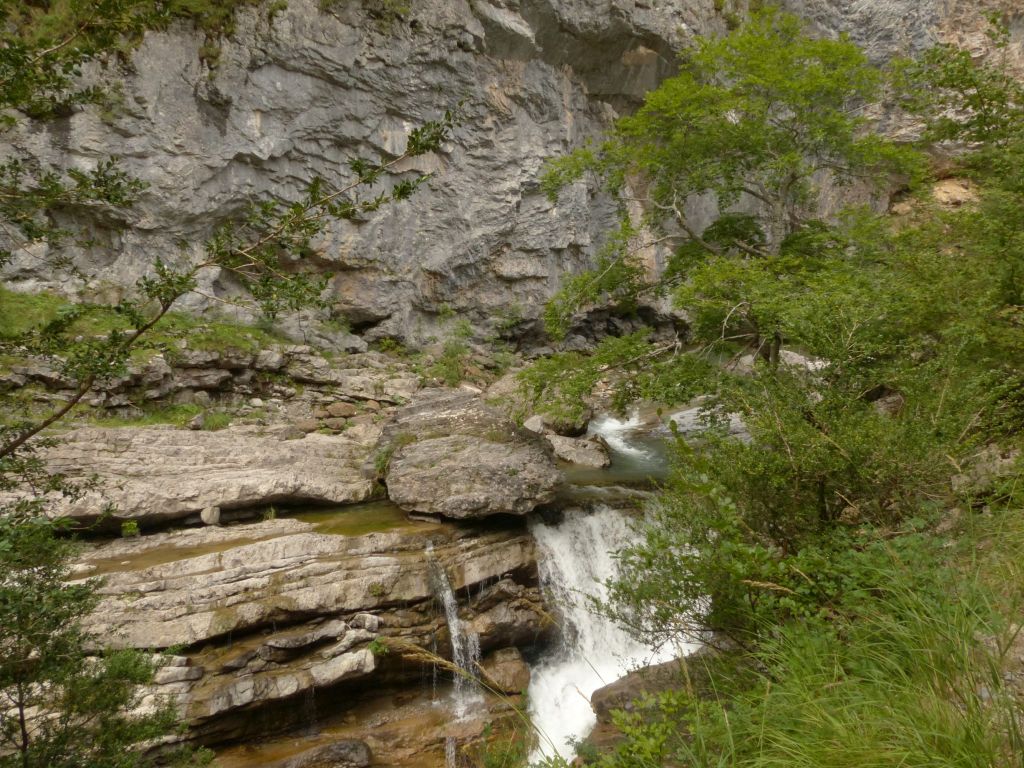 Cascada en la reserva natural fluvial Río Vellós