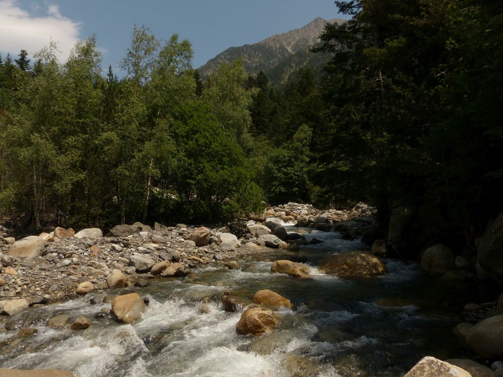 Bloques y cantos depositados por la torrencialidad de la reserva natural fluvial Río Vallibierna en el deshielo