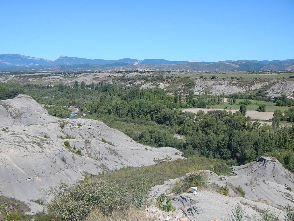 Paisaje de bad-lands que rodea el tramo bajo de la reserva natural fluvial del Río Veral