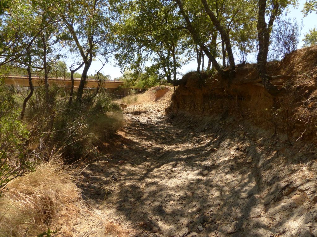 Puente sobre el cauce de la reserva natural fluvial Río Montoro en época de estiaje