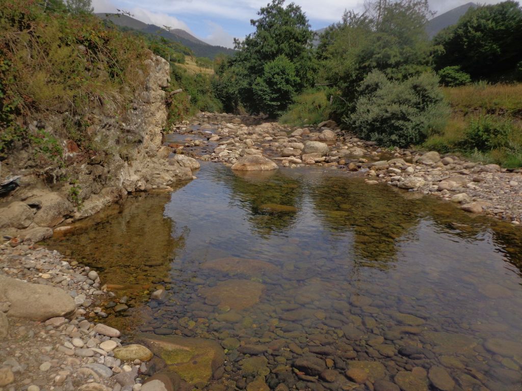 Aguas remansadas en la reserva natural fluvial Nacimiento del río Nansa