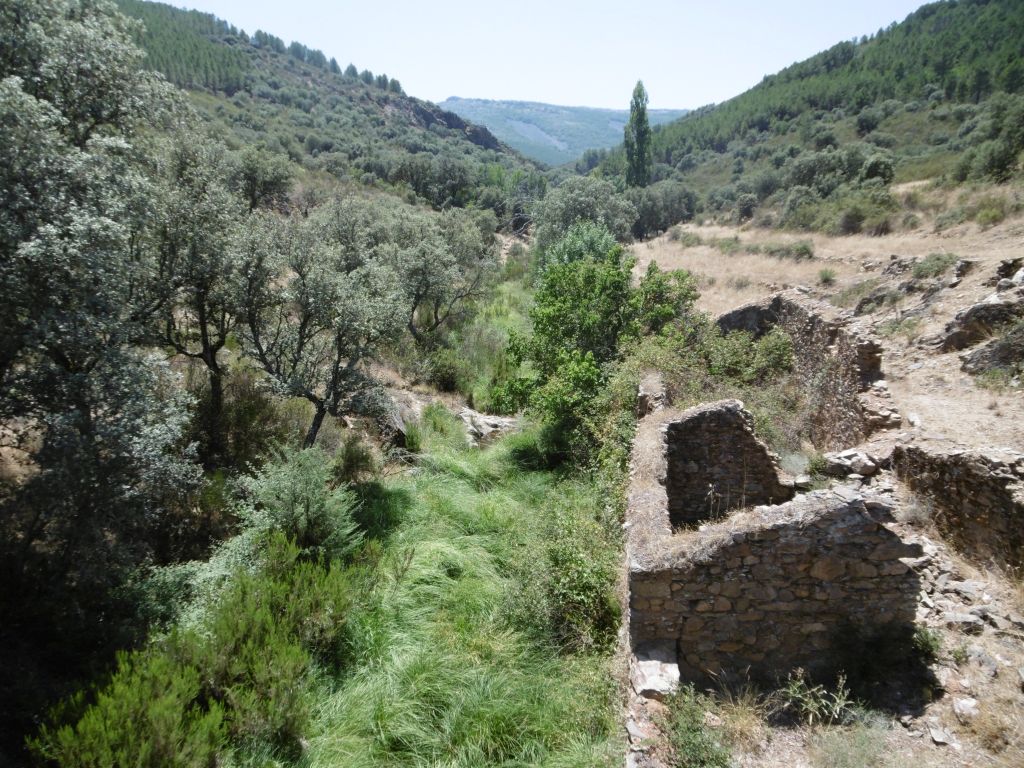 Muestra de antiguas edificaciones en los márgenes de la reserva natural fluvial Garganta de las Lanchas
