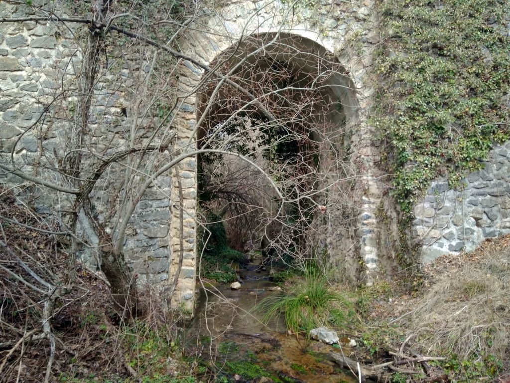 Puente en el Barranco del Polforista, totaliza las distintas surgencias que constituyen el Nacimiento del Río Aguas Blancas