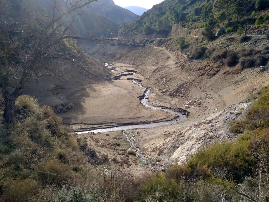 Cola del embalse de Quéntar. Situación de aguas bajas.