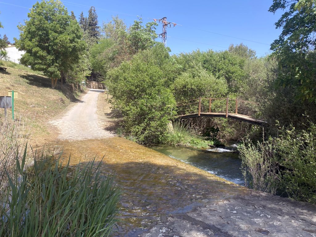 Cauce del río Cacín a su paso por el paraje de la Resinera antes de su confluencia con el río Cebollón. Autor: TTEC (mayo 2022)