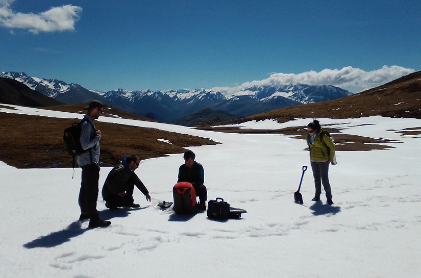 Equipo de Tragsatec en colaboración con el IPE en cuenca experimental de Izas