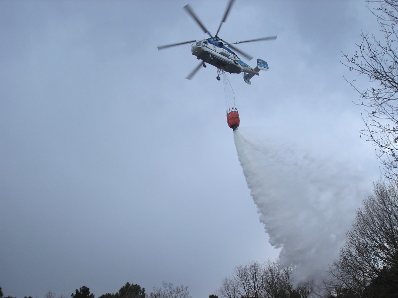 Descarga de helicóptero bombardero KAMOV