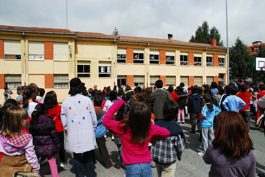 Fín de fiesta y entrega de premios en el patio del colegio