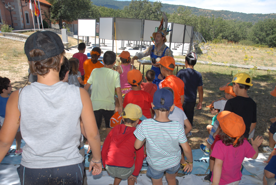 Los niños acercándose para ver las plumas, huevos, etc. de las diferentes aves