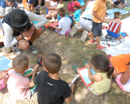 Los niños creando su propio cuento