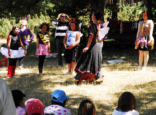 Marcial milpies con otros bailarines en la escuela de danza