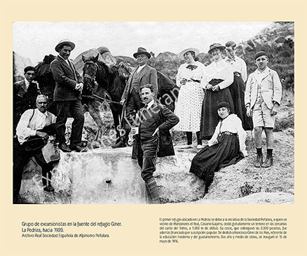 Grupo de excursionistas en la fuente del refugio Giner.
La Pedriza, hacia 1920.
Archivo Real Sociedad Española de Alpinismo Peñalara.