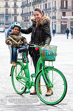 "Soy y enamorado del uso de la bici en las ciudades, lo confieso. Porque la humaniza, respeta el medio ambiente, es económica frente a los gastos del coche, ayuda a reducir el clasismo, te hace más libre y a la vez te aporta mil sensaciones en cada estación del año." Odón Elorza, exalcalde de Donostia-San Sebastián