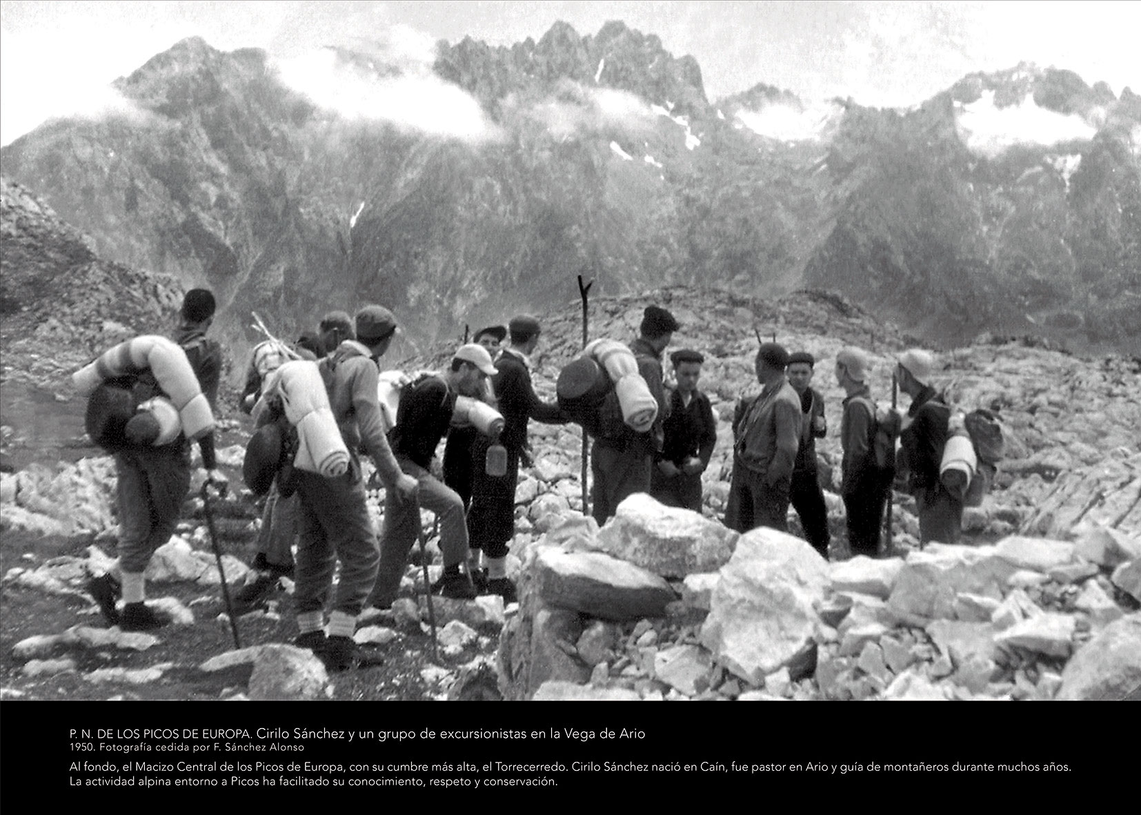 Panel Picos 6 - Cirilo Sánchez y un grupo de excursionista en la Vega de Ario