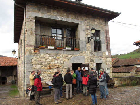 Los participantes en el seminario charlan animadamente delante del Albergue 