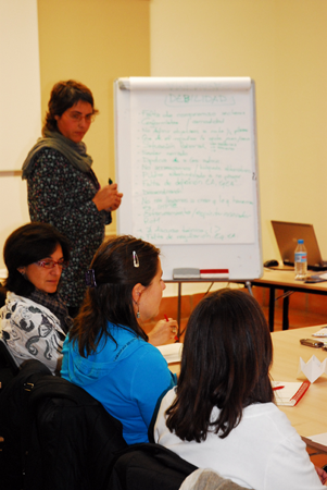 Presentación de los resultados de una sesión de trabajo en el papelógrafo