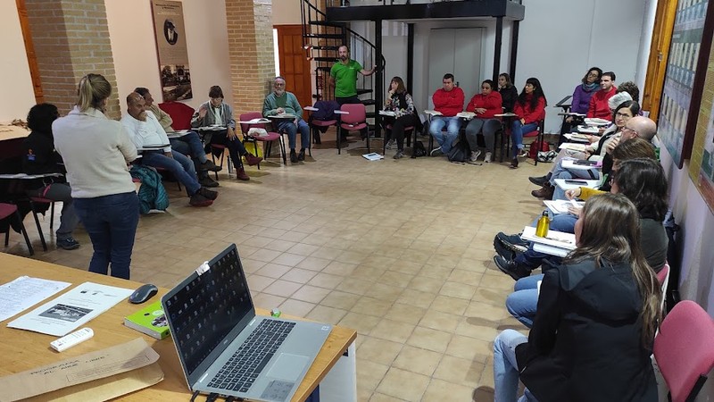 Debate durante el mercadillo de experiencias