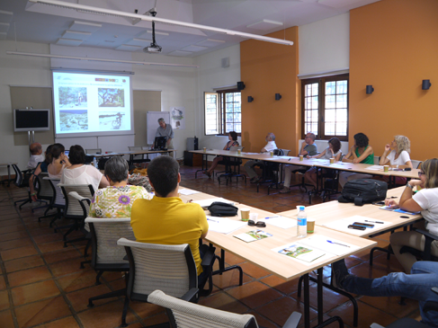 Ricardo Blanco presentando la Evolución del ecoturismo y políticas de turismo sostenible coincidiendo con el
Año Internacional del Turismo Sostenible para el Desarrollo.