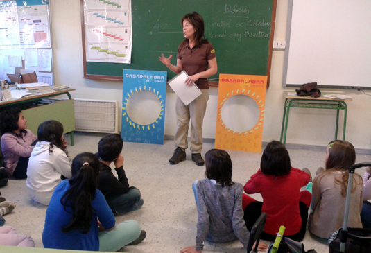 Educadora presentando el juego "pasa palabra".