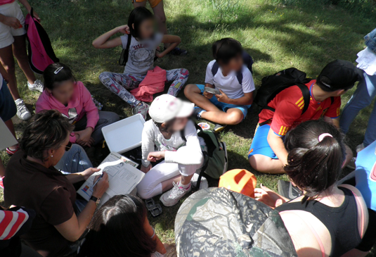 Tomando notas en plena naturaleza con la educadora.