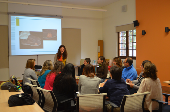 Marieta García de GEA en el taller de arreglos y tuneado de ropa