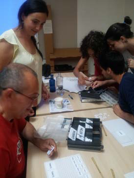 Los participantes en una de las dimánicas del taller Tu terraza también es un huerto