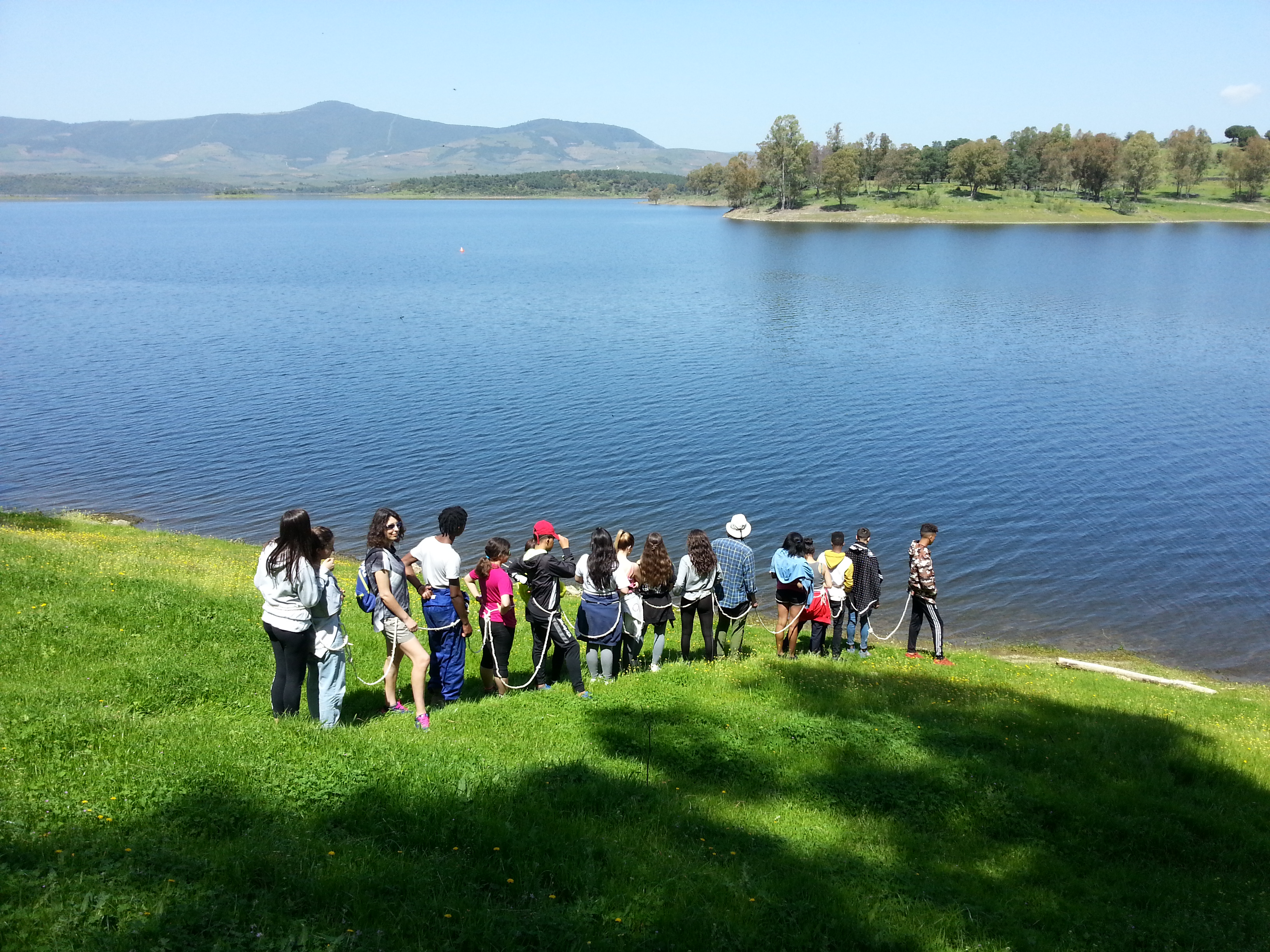 Grupo de participantes junto al embalse