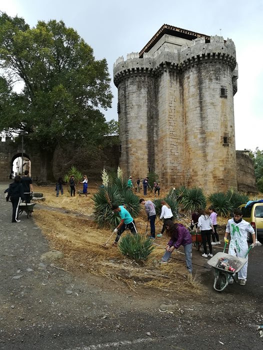 Trabajos de mantenimiento junto al torreón