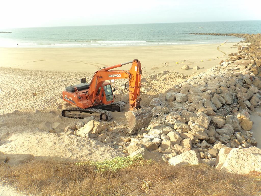 Recolocación de las escolleras en el dique norte de la playa de Santa María del Mar (Durante)