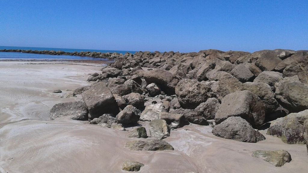 Recolocación de las escolleras en el dique norte de la playa de Santa María del Mar (Antes)