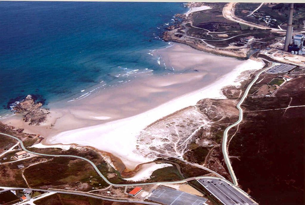 Sendas y servicios en playa Sabón