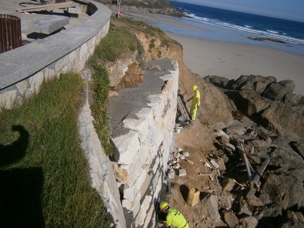 Protección y estabilización del talud en el paseo de Malpica (T.M. de Malpica). Durante las obras