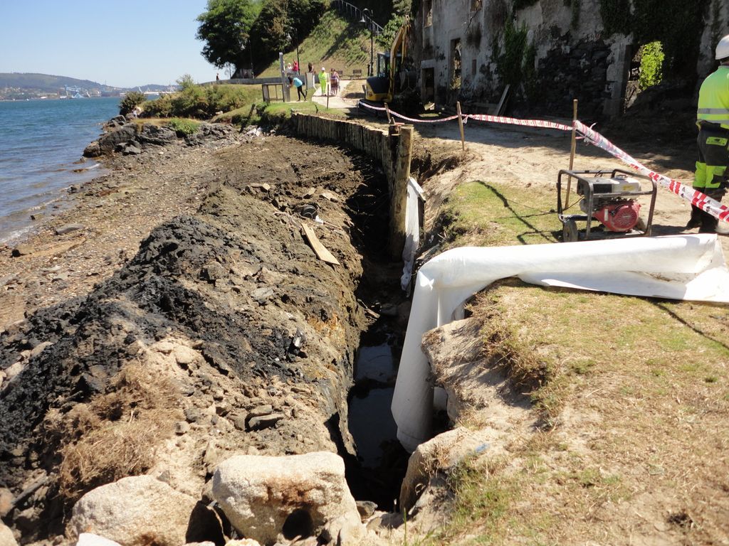 Estabilización de la playa de Bestarruza (T.M.  de Murgados). Durante las obras