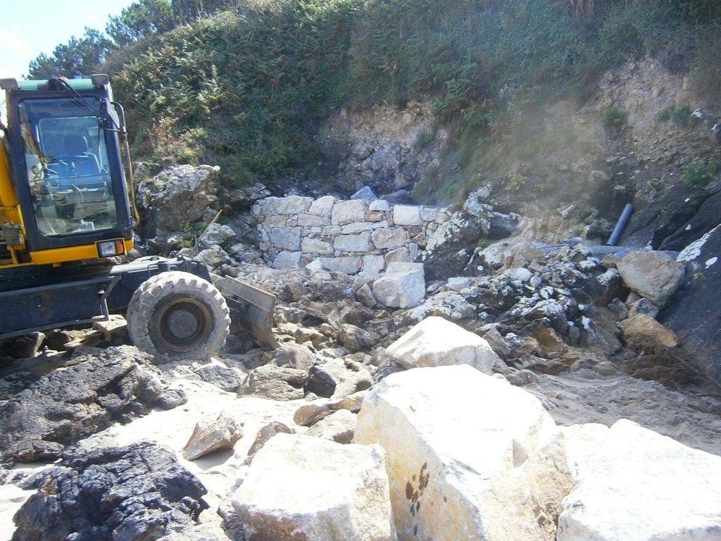 Protección de taludes en el acceso a la playa de Lires (T.M. de Cee). Durante las obras