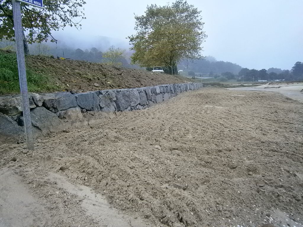 Protección de taludes en la playa del Testal (T.M. de Noia). Después de las obras