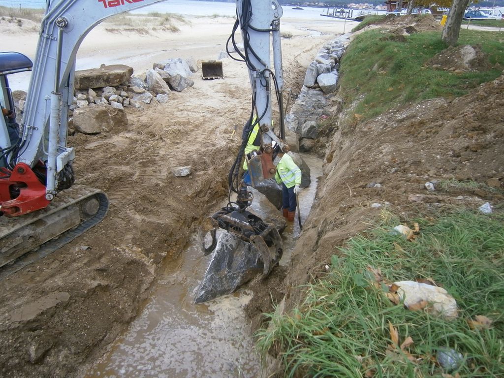 Protección de taludes en la playa del Testal (T.M. de Noia). Durante las obras