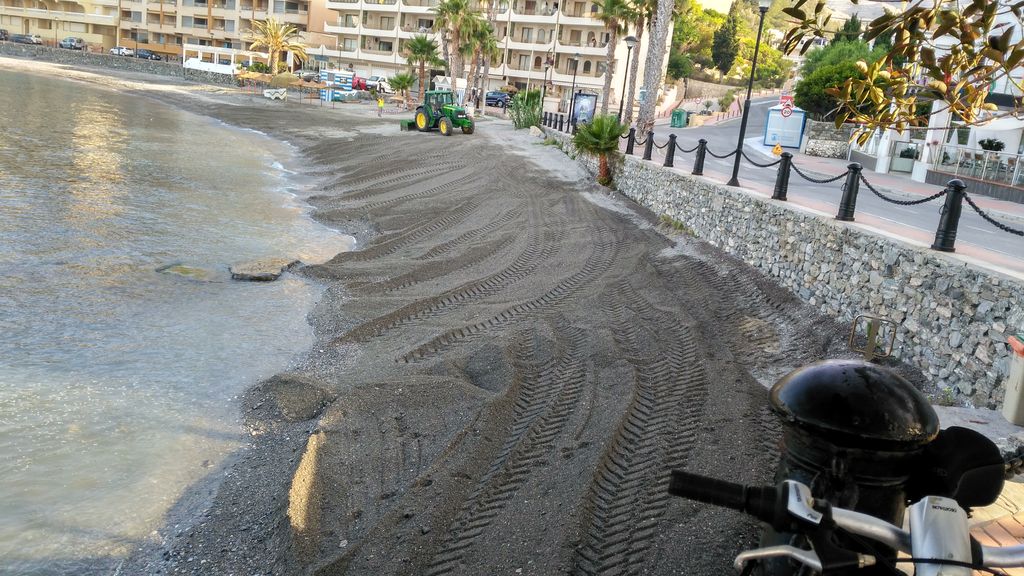 Durante. ACTUACIÓN 11.- Acondicionamiento de la playa de Cotobro: Colocación de escollera de protección y acondicionamiento de la playa realizando modificación de perfiles y pequeños trasvases, T.M. Almuñécar. (Proyecto de mantenimiento y conservación de la costa de Granada 2016)