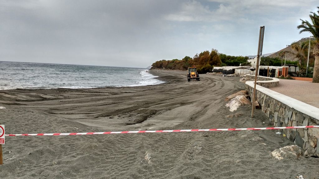 Durante. ACTUACIÓN 5.- Acondicionamiento de la playa de Castillo de Baños: Acondicionamiento de la playa realizando modificación de perfiles y pequeños trasvases, T.M. Polopos.
 (Proyecto de mantenimiento y conservación de la costa de Granada 2016)