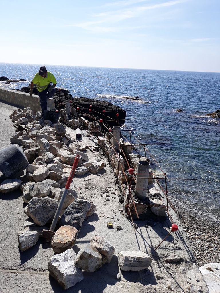 Durante. ACTUACIÓN 2.- Sustitución de barandilla y ejecución de murete de mampostería en la senda que une las playas de Cabria y Curumbico, en el término municipal de Almuñécar.