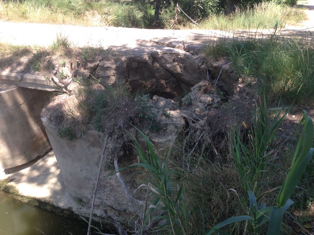 Reconstrucción de paso superior sobre canal de desagüe, en el término municipal de Deltebre (Antes de las obras)