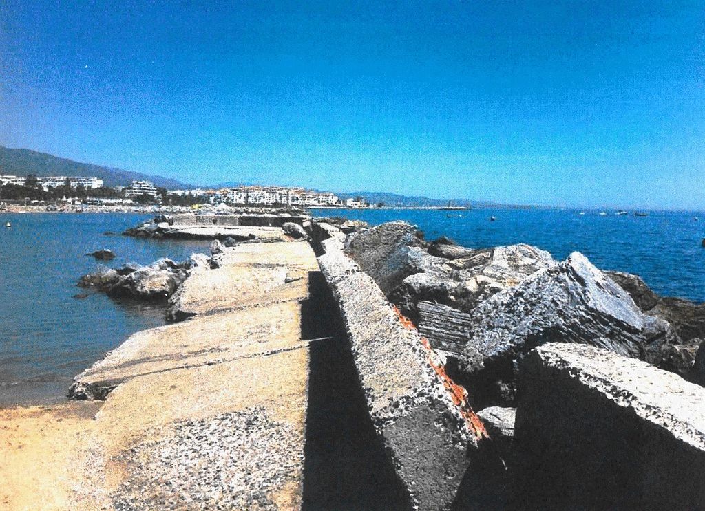 Reparación de los espigones en la playa A Poniente (Puerto Banús) (Antes de las obras)