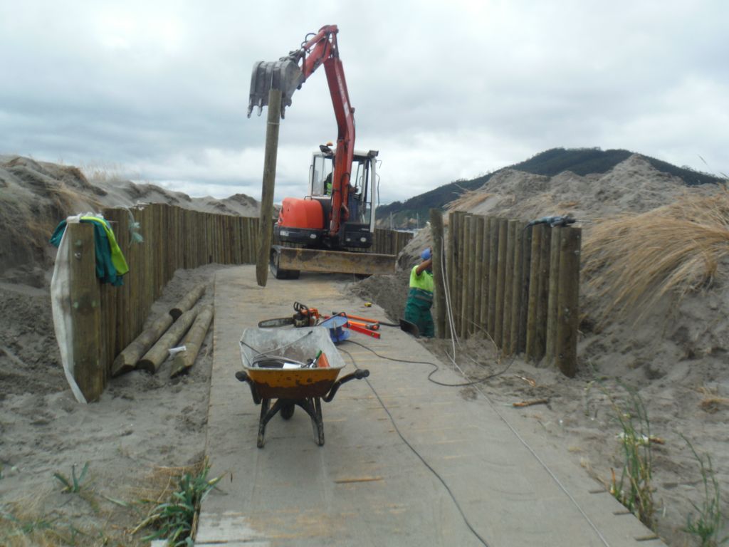 Playa de Cariño. Reparación de pasarelas de madera, colocación de empalizada  y redistribución de arena (Durante las obras)